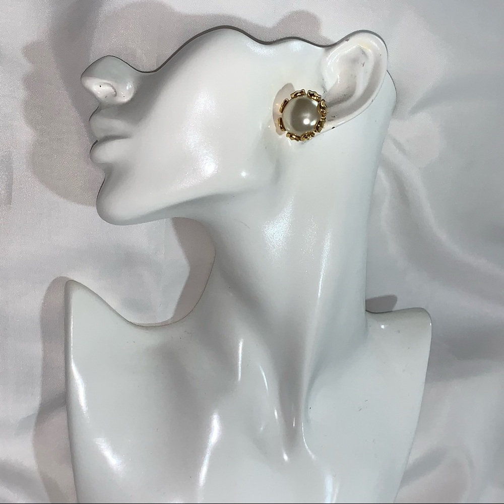 vintage CHANEL strass FAUX PEARL "flower" CLIP BACK earrings 14k gold plate